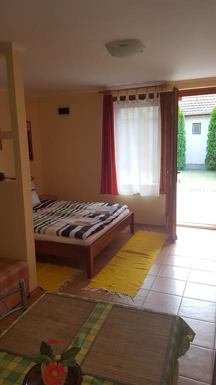 Okker Apartman Gyula Habitación foto